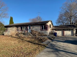 616 Belmont St, Hinckley, IL 60520