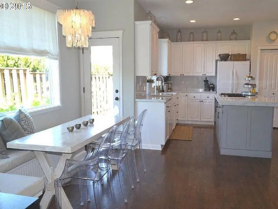 Stunning Home - Spacious Rooms - 4th Room upstairs for den or bedroom — Photo 3