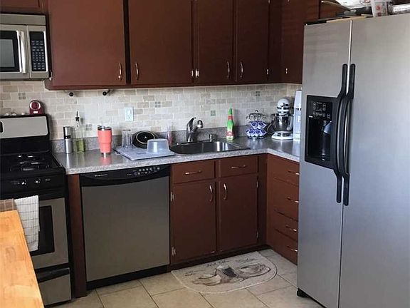 3rd image of 176 Pointe Cir N