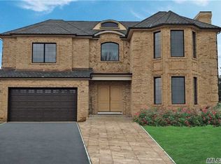 71 Carriage Rd, Roslyn, NY 11576