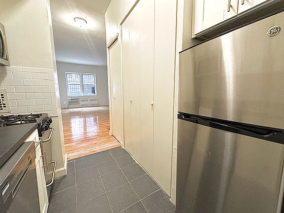 5th image of 306 W 47th St APT 1B
