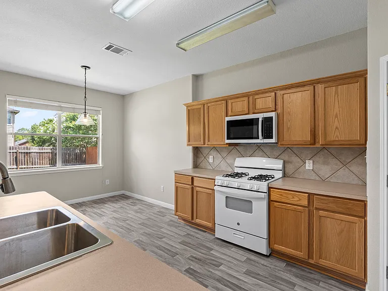 Kitchen/dining combo area