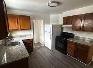 15 Middle St APT 2A, Riverside, RI 02915