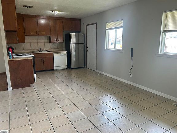 5th image of 3522 E Surrey Dr