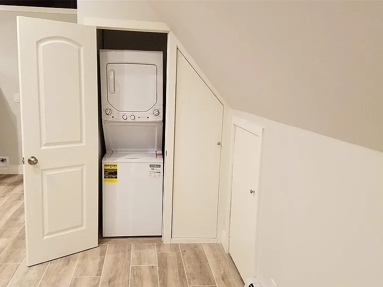 241 E Broadway #4 — Photo 4
