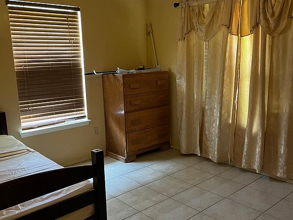 2nd image of 610 N Padre Ave