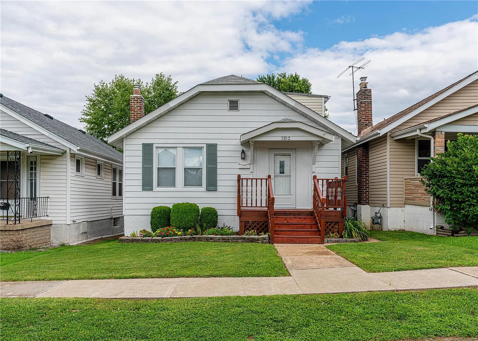 2152 Esther Ave photo 1