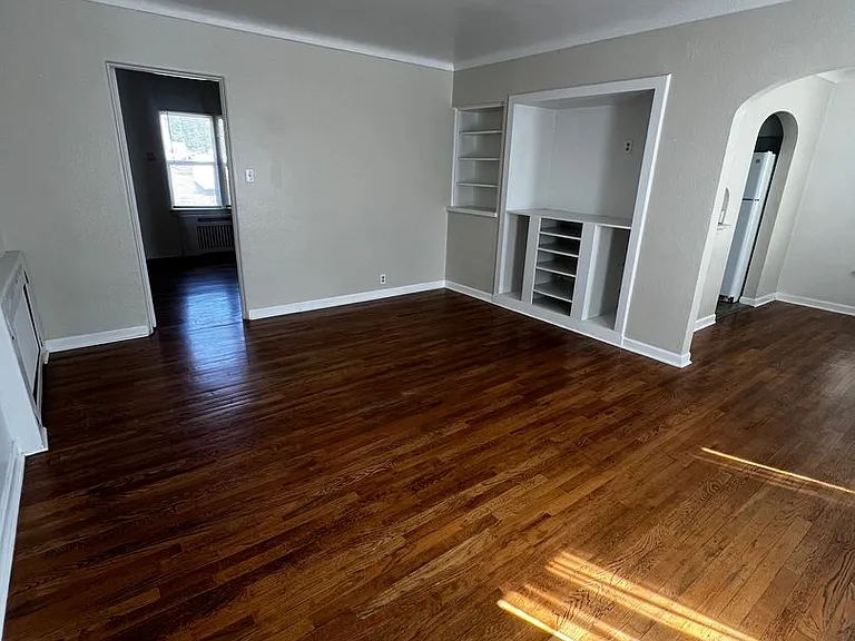 422 E Terry St — Photo 2