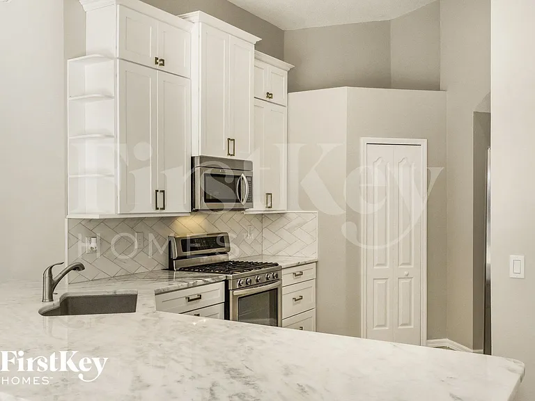 1689 Austin Ln — Photo 5