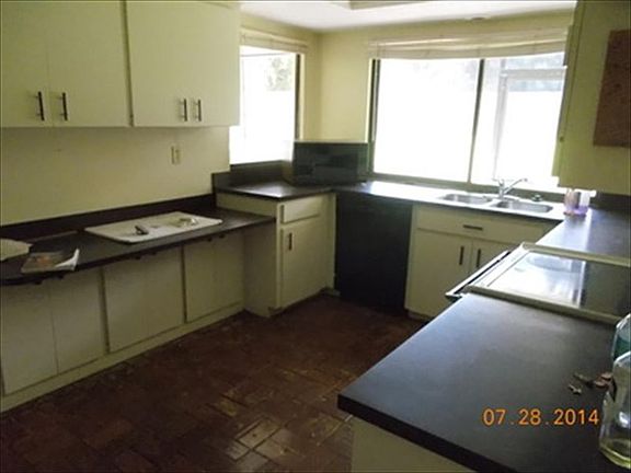 3rd image of 300 Pine St