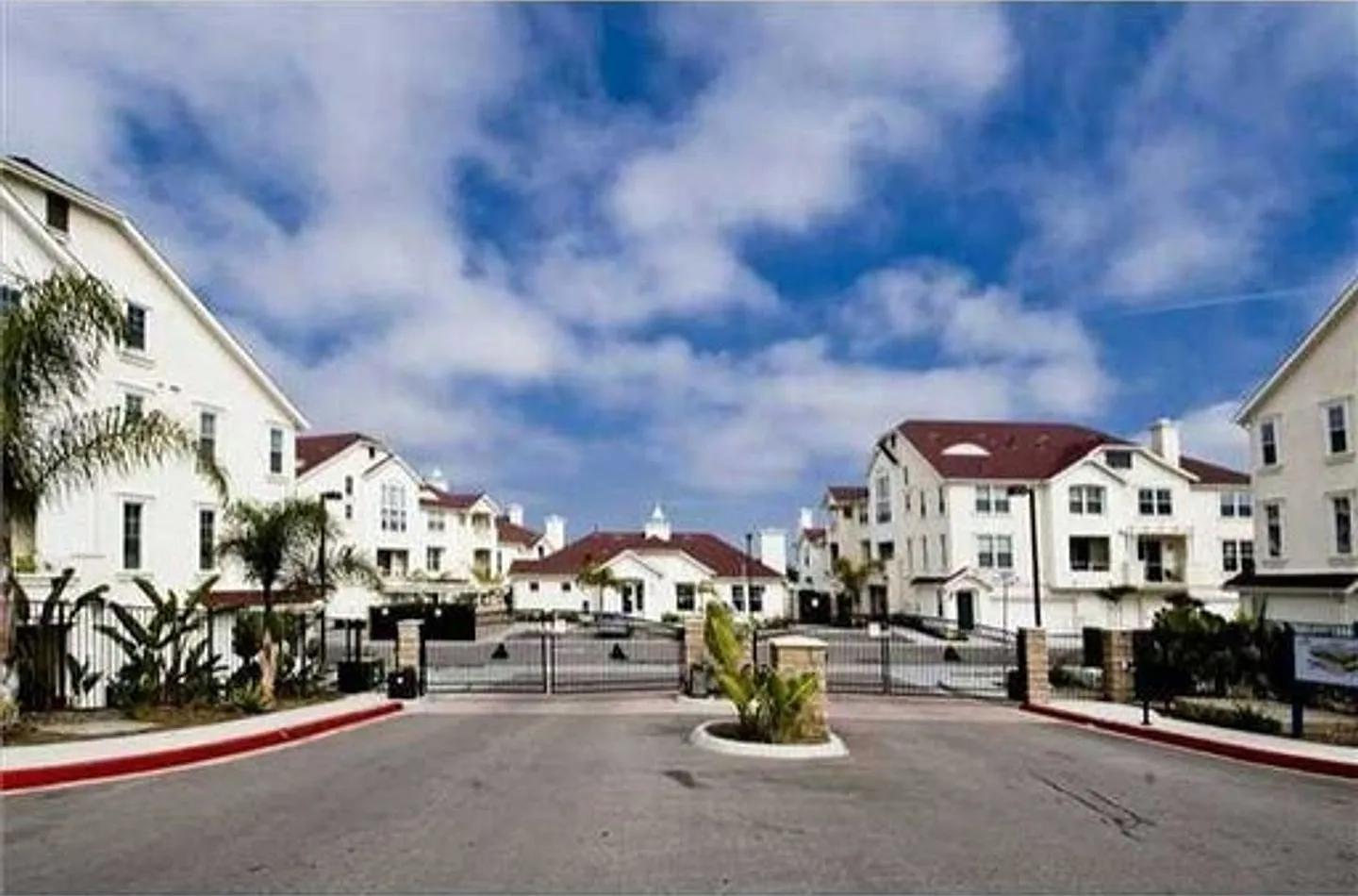 Gated Community - 2 bedroom, 2.5 bath Townhome in the heart of Oceanside — Photo 1