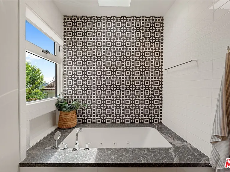 2700 Glendower Ave — Photo 31
