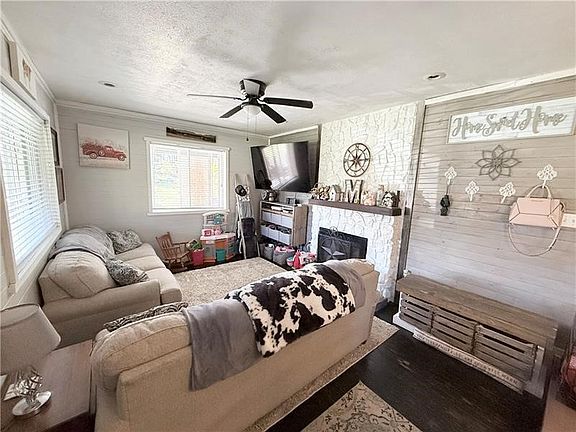 4th image of 691 Cottage Grv