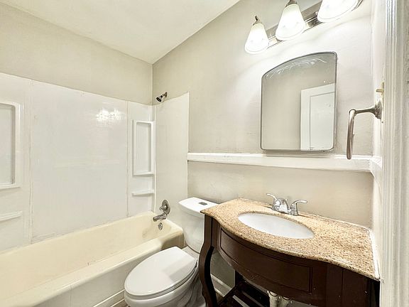 5th image of 1006 E Side Dr