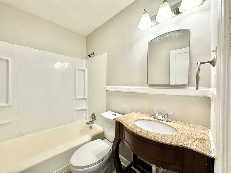 1006 E Side Dr — Photo 5