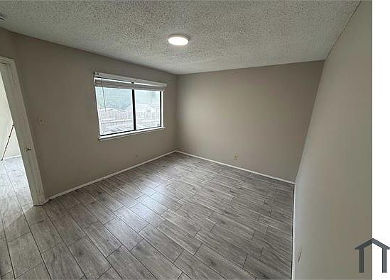 2nd image of 1204 Greenbriar Loop