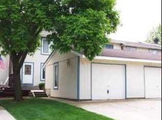 242 Oakwood Ln, Bloomingdale, IL 60108