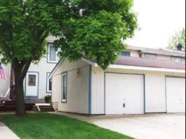 242 Oakwood Ln, Bloomingdale, IL 60108