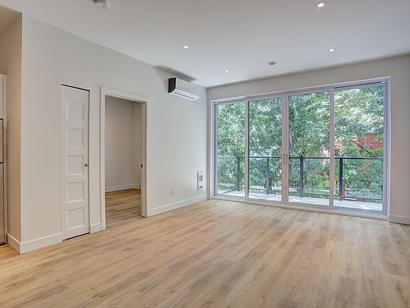 4th image of 2356 Rue Logan #2360