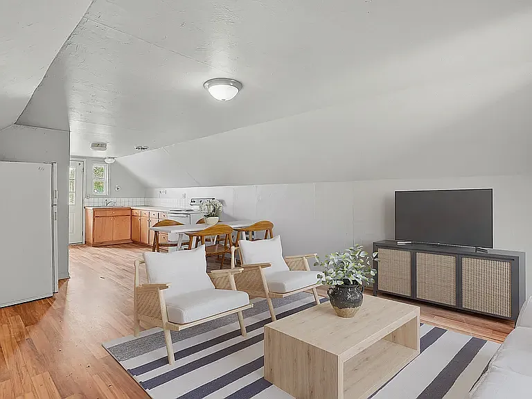 913 E Illinois Ave — Photo 11