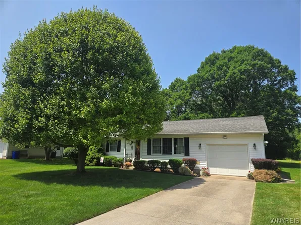 105 Eastview Dr, Medina, NY 14103