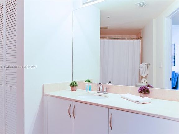 5th image of 1750 N Bayshore Dr APT 4401