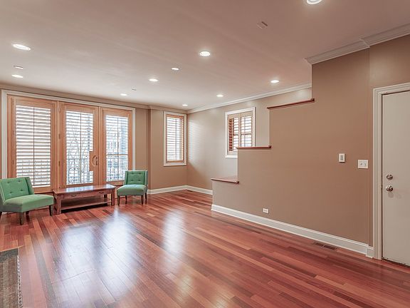 5th image of 1126 W Fullerton Ave APT 2
