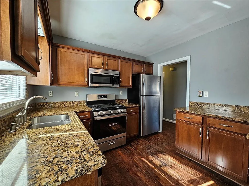 3 bed, 1.0 bath, $1,900 — Photo 4