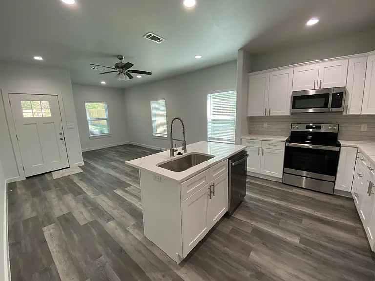 505 W Walker St #101 — Photo 15