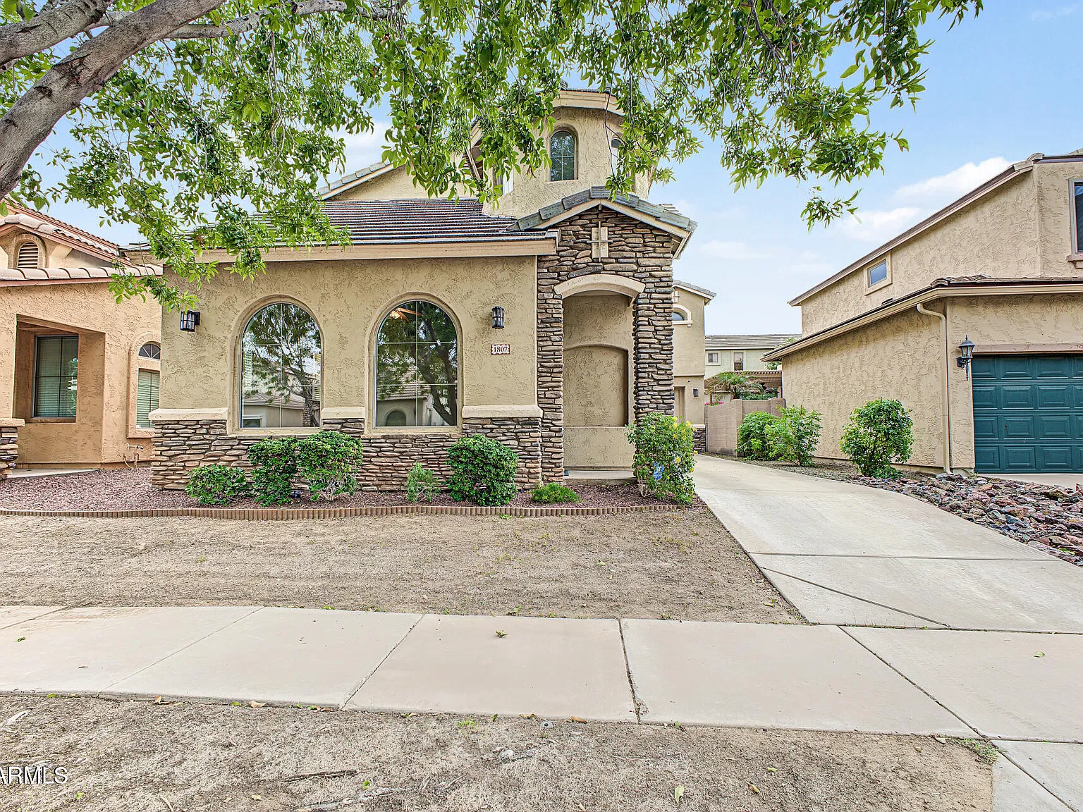 3 bed, 2.5 bath, 1907 sqft, $1,900 — Photo 1