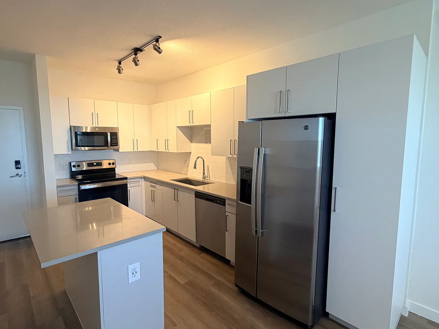 1 bed, 707 sqft, $2,100 — Photo 1