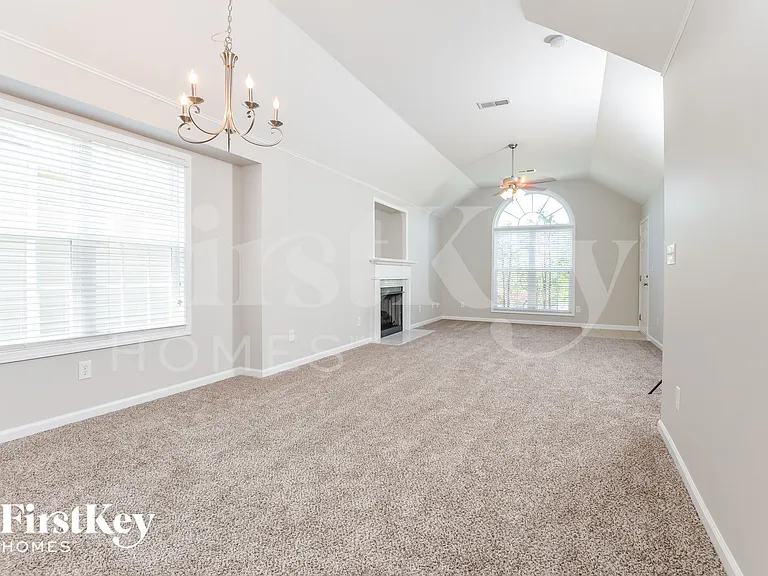 2218 Village Ln — Photo 5