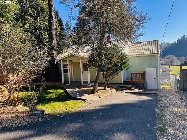 307 SW 5th Ave, Myrtle Creek, OR 97457