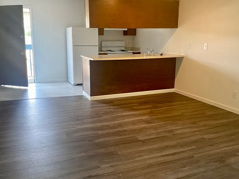 515 E Hawthorne Rd — Photo 4