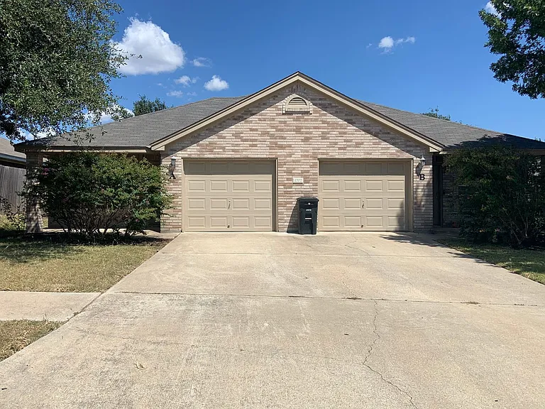 4707 John David Dr — Photo 1