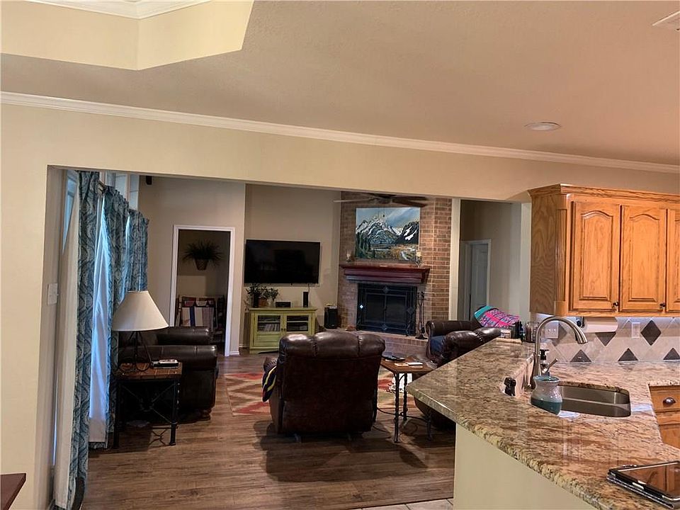 2nd image of 1032 Oak Hollow Ln