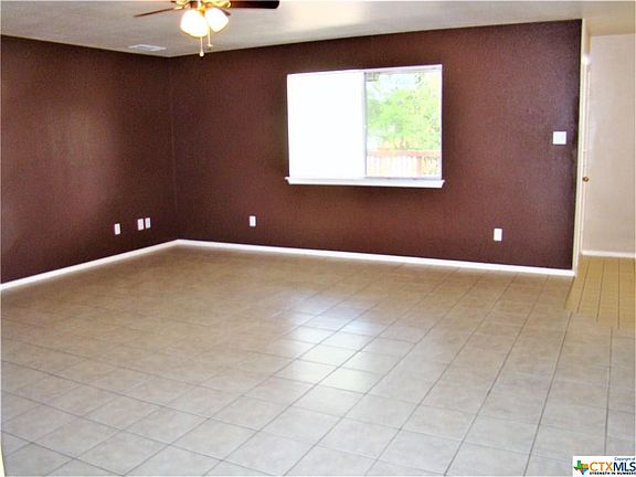 3rd image of 304 Mesquite Cir