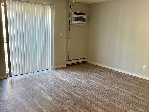 4th image of 923 E College St #9