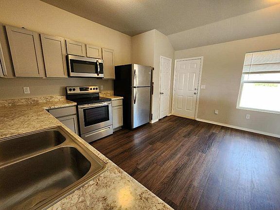 2nd image of 1072 Huntington Dr