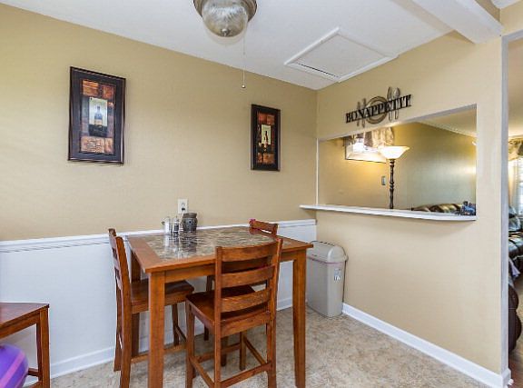 4th image of 2823 Delaware Dr