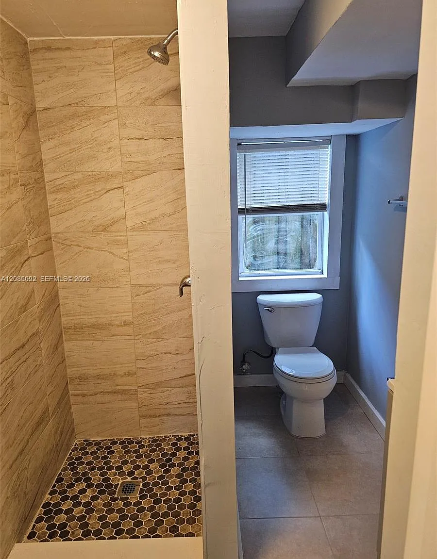 2 bed, 1.0 bath, 3422 sqft, $2,000 — Photo 3