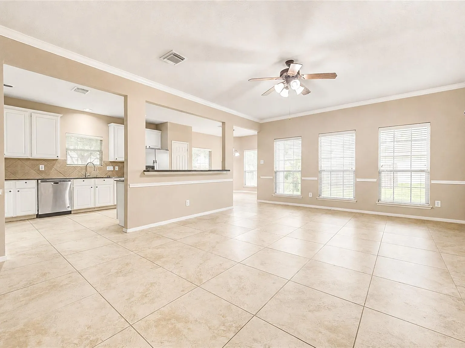 4 bed, 2.5 bath, 3064 sqft, $2,800 — Photo 2