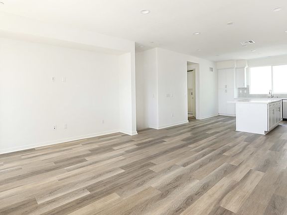 3rd image of 13109 Victory Blvd