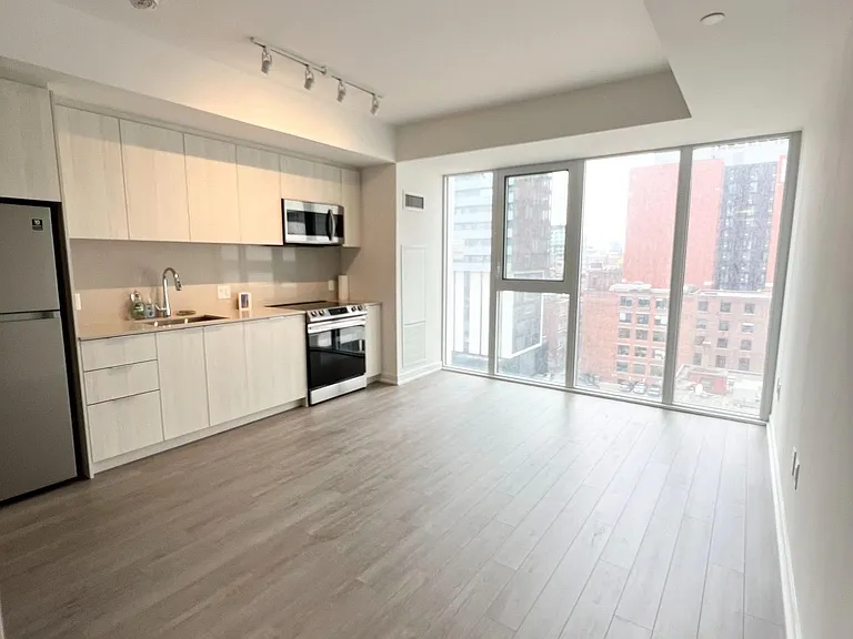 357 King St W #601 — Photo 3