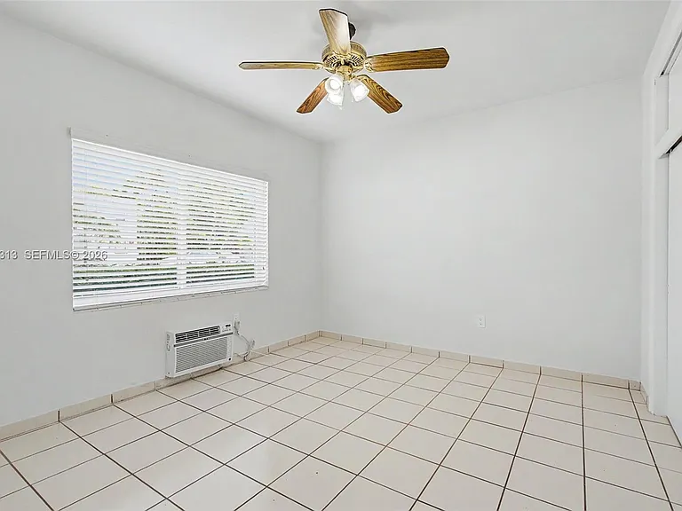 1410 SW 37th Ave #6 — Photo 6