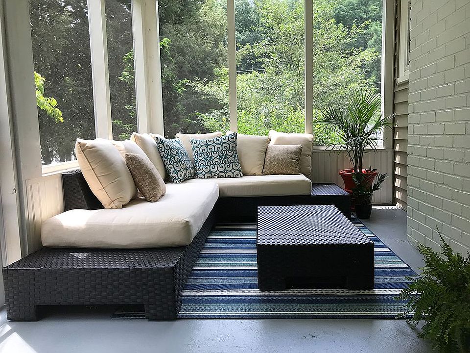 Screened-in porch