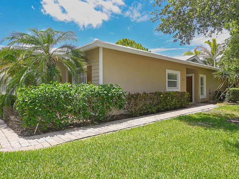 649 NE Bent Paddle Ln — Photo 3