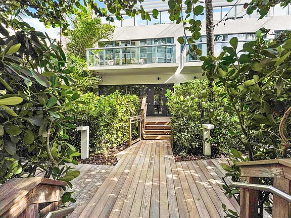 4th image of 2201 Collins Ave #1