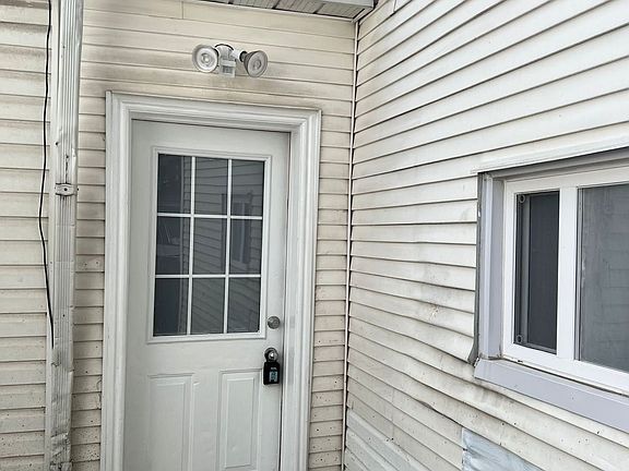 2nd image of 278 Shuter St #Basement