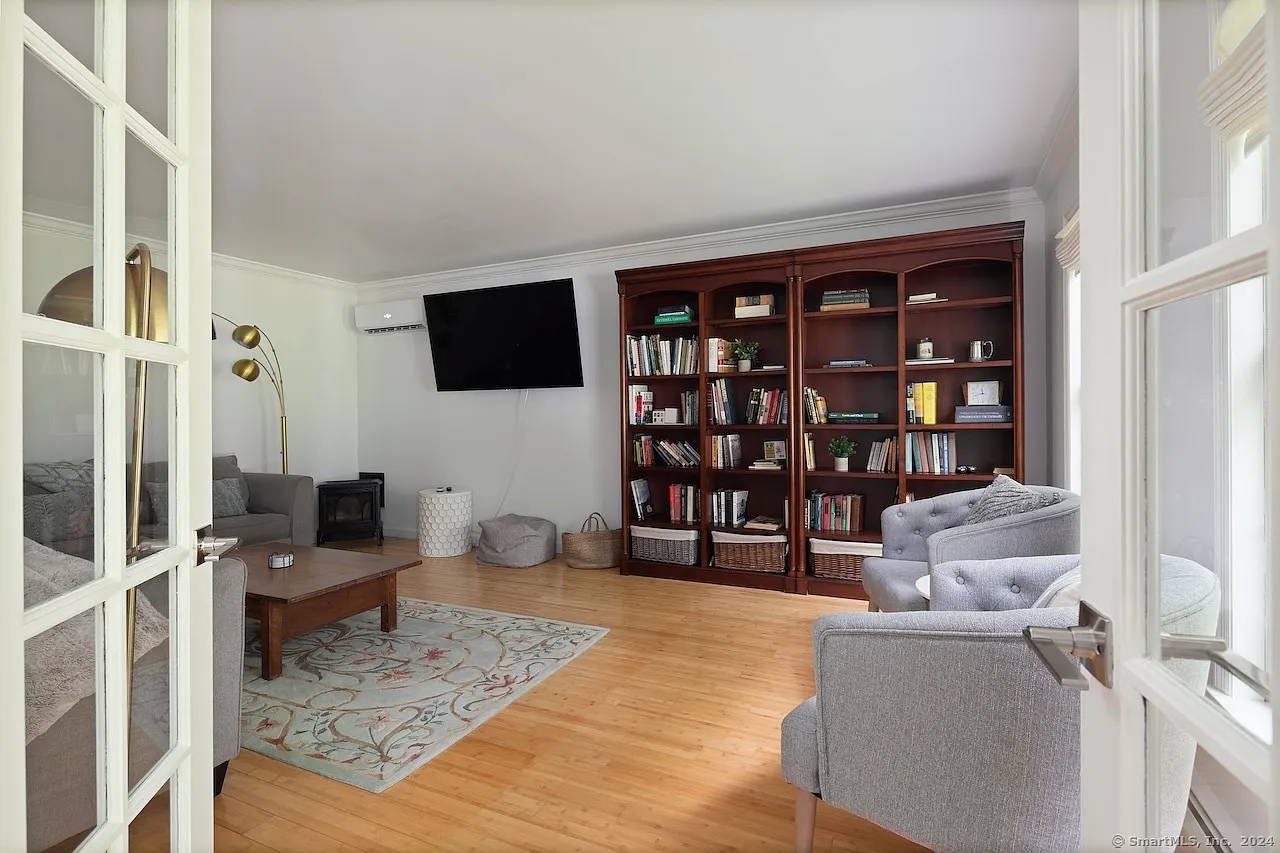 5 bed, 2.5 bath, 2898 sqft, $5,000 — Photo 4